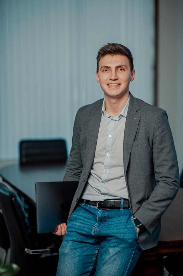 Entrepreneur de Montréal planifiant sa protection avec Services Financiers AG.