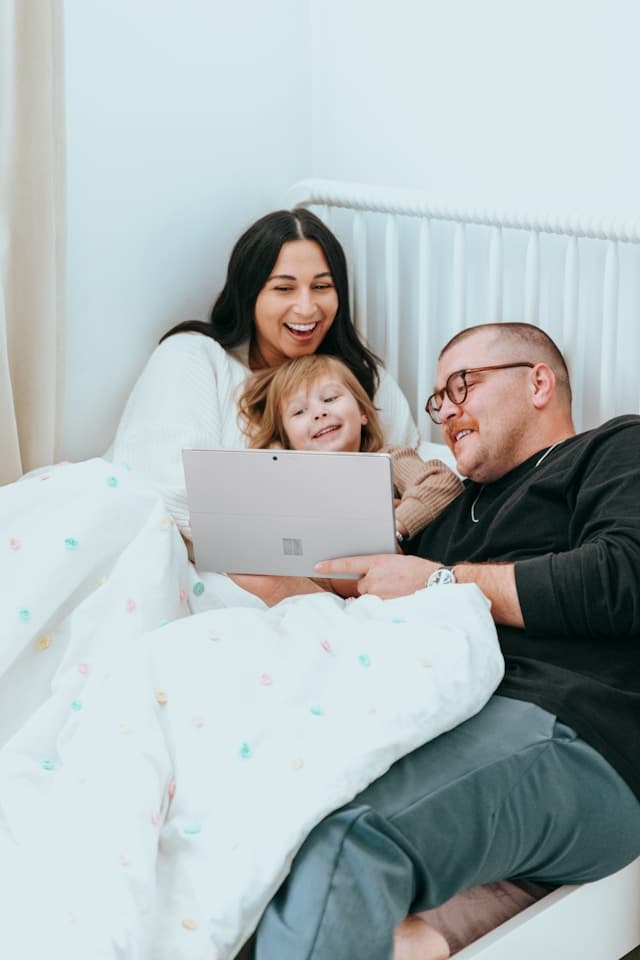 Famille au Québec protégée par une assurance vie et maladies graves avec AG Services Financiers.